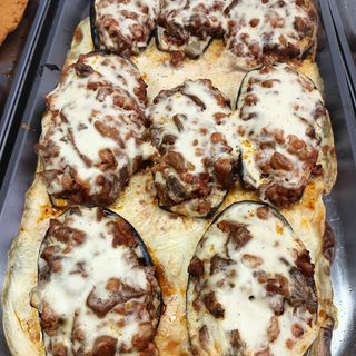 Berenjenas rellenas de carne y patatas fritas fritas 
