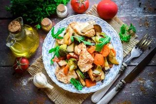 Индейка с овощами и картофельными дольками