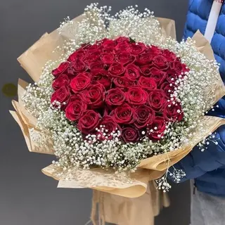 წითელი  ვარდი (20ც) და გიფსოფილების თაიგული