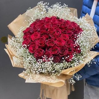 წითელი  ვარდი (20ც) და გიფსოფილების თაიგული