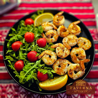 Creveti la gratar cu salata rucola si rosii cherry