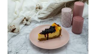 Cheesecake quark cu chutney de fructe de padure