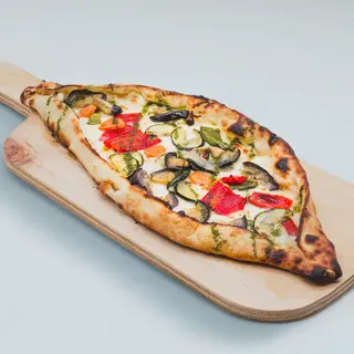 Pide con queso y verdura 