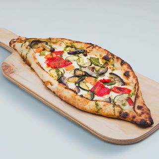 Pide con queso y verdura 