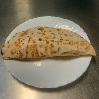 Piadina mozzarella e pomodoro e salame piccante e patate fritte 