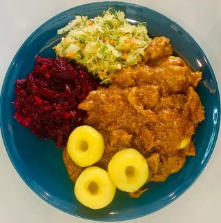 Kluski śląskie z gulaszem i zestawem surówek