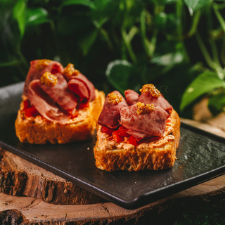 Брускетта с копченной кониной и печеным перцем