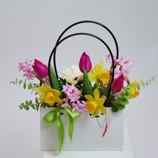 Aranjament multicolor cu flori de primavara