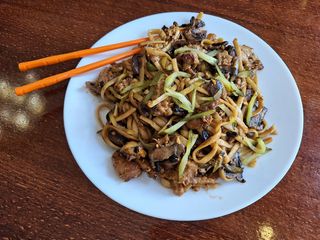 80. Пикантни спагети с гъби, свинско, кисели краставици и яйце (500 г)