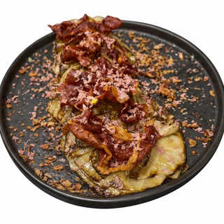Alcachofas confitadas con crujiente de jamón y foie