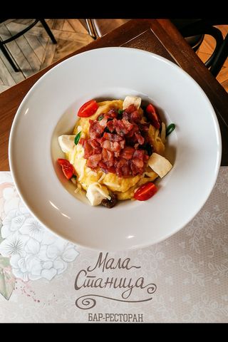 Palenta sa kajmakom i hrskavom slaninom