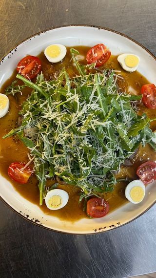 Салат с кониной и языком в имбирной заправке