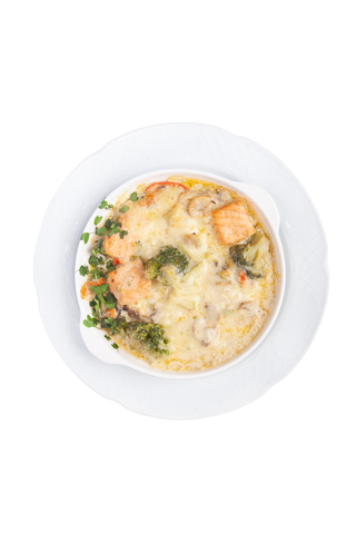 Fileu de somon cu legume şi sos pesto coapte în ţavă