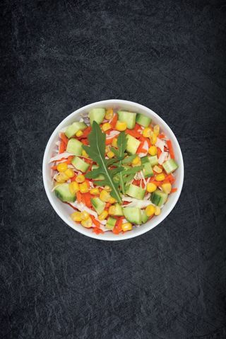 Салата зеле, моркови, краставици (350г)