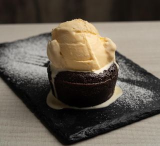 Coulant de chocolate con helado de vainilla