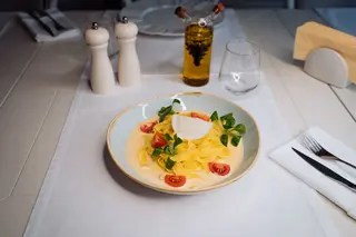 Tagliatelle cu somon,sos şofran, roşii cherry şi mozzarella de bufala 