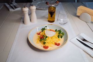 Tagliatelle cu somon,sos şofran, roşii cherry şi mozzarella de bufala 