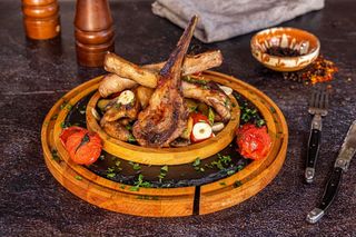 Cotlete de berbecut Cu legume la gratar si lipie pe vatra 