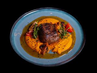 Яловича вирізка з пюре з батату та апельсиновим  соусом (200\150\50g)