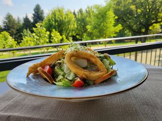 Салата цезар с хрупкави калмари (450г)