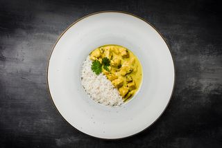 Riso bianco con pollo alla curry