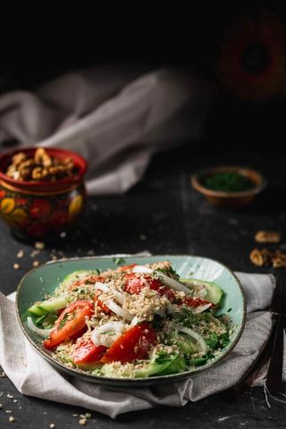 კიტრი-პომიდვრის სალათი ნიგვზით