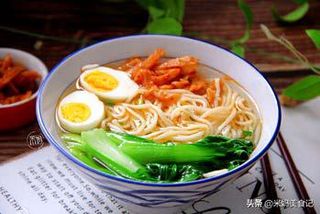 Ramen a mano in brodo con vedure e uova