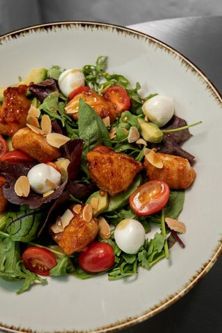 Салат з куркою в кило-солодкому соусі та моцарелою