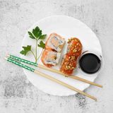 Uramaki relleno de foie cubierto de salmón y fruto seco
