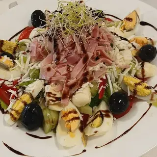 SALATA domnitelor din castel cu lipie