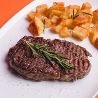 Entrecôte servito con patate