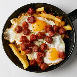 Huevos rotos con chistorra