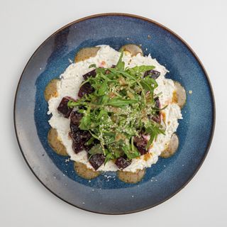 Салат с запеченой свеклой, рукколой и страчателлой