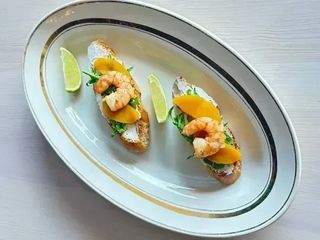 БРУСКЕТА З КРЕВЕТКОЮ ТА МАНГО (90g)