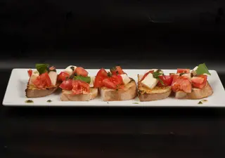 Брускети Капрезе с чесън (330г)