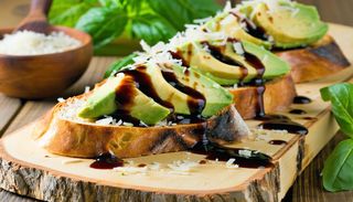 Բրուսկետտա ավոկադո, պարմեզան, բալզամիկ, բազիլիկ