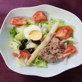 ensalada ilustrada con lechuga, tomate, cebolla,olivas negras, atún, espárrago y huevo duro