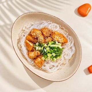 Pui crunch in sos tom yum cu portocale