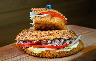 Бублик с тунцом