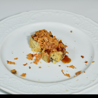 815.futomaki frito salmón con aguacate y cebolla (8uds)