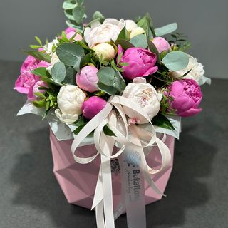 29 півоній у шляпній коробці