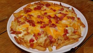 Patatas Fritas Con Queso Y Bacon