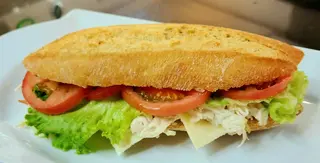 Bocadillo pollo desmenuzado