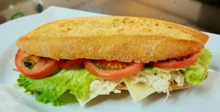 Bocadillo pollo desmenuzado