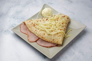 Palačinka sa pečenicom, kajmakom i kačkavaljem