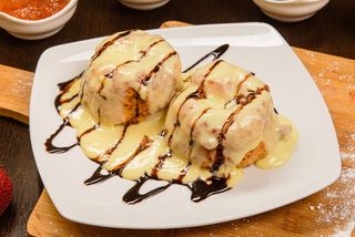 Papanași cu sos de vanilie