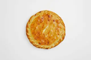 Пирог с копчёной курицей и сыром