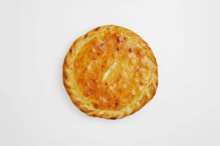 Пирог с копчёной курицей и сыром