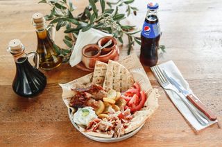 MENIU MEDIU GYROS DE PUI SI BAUTURA RACORITOARE