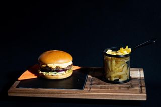 Classic Cheeseburger + pomfrit + piće